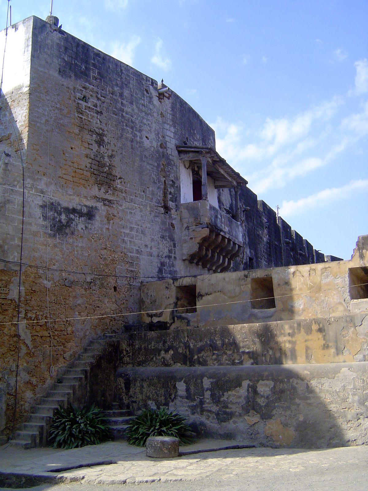 Just to the right of the main gate is a balcony, once part of the governor's palace, which was moved by 1800 to a site in the adjoining town