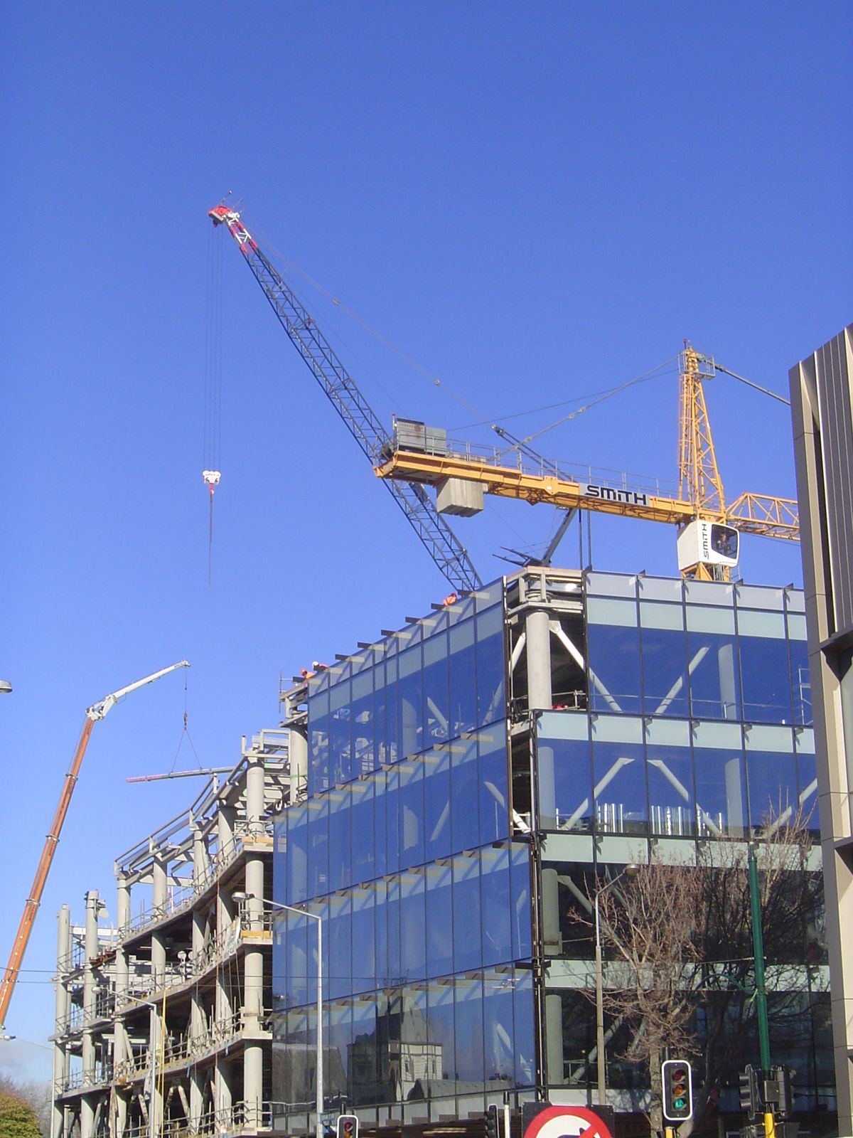 Another building comes along. Nope: not concrete. It's tubular steel.