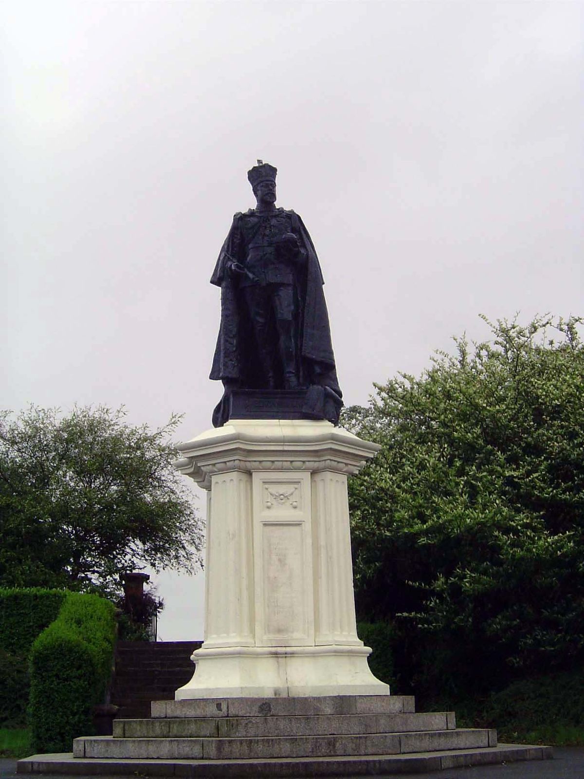 It's busy George V, here promoted to surveyor of Bargain Booze.