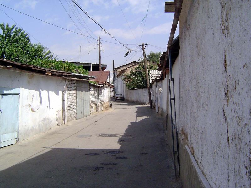 Enough of monuments! A nearby street. Wonder about that elevated pipe on the right?