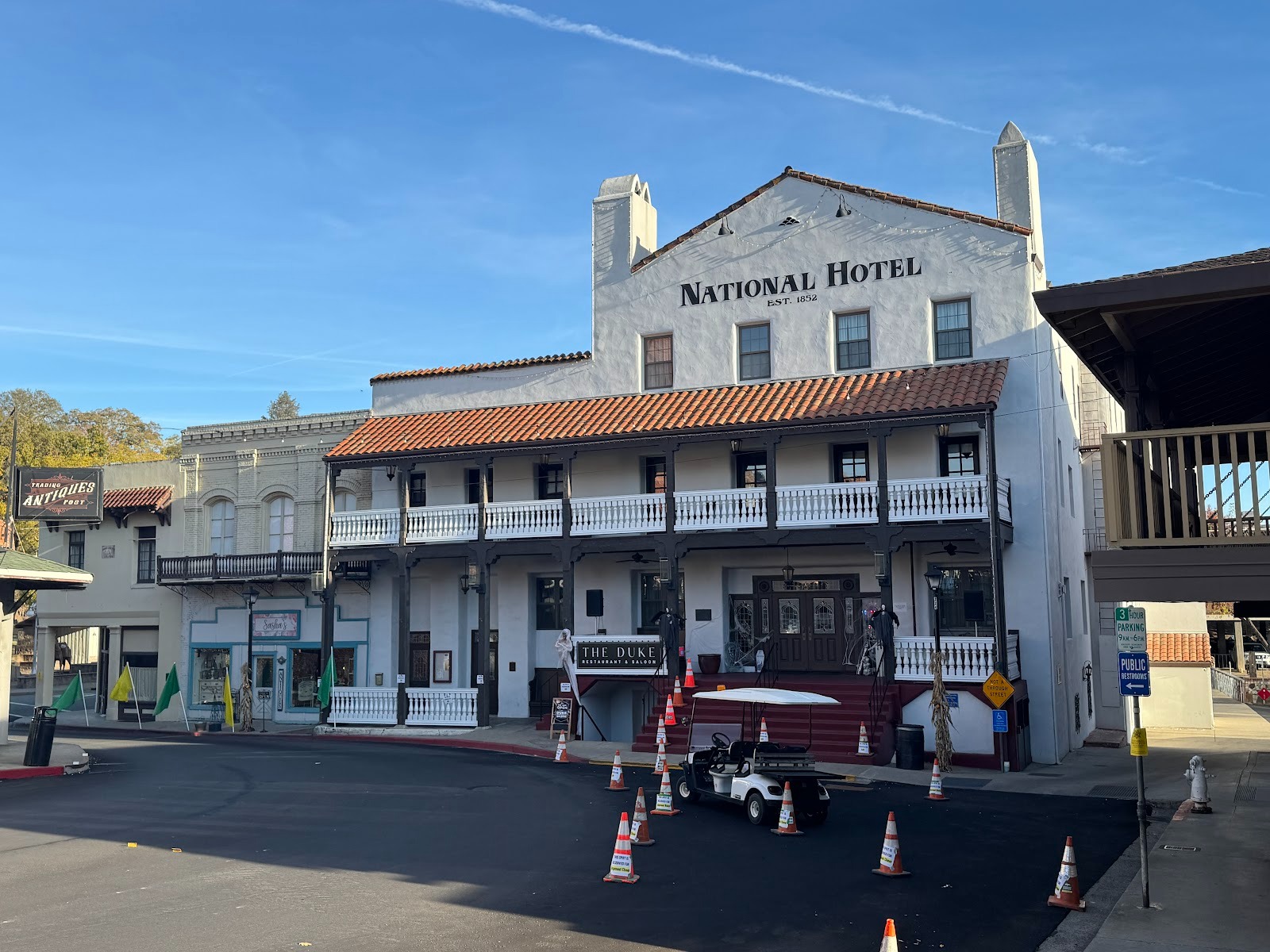 Made it to Jackson and the National Hotel, from 1852.  The third floor was added in 1927 and the Spanish atmosphere arrived about 1940.  Wit