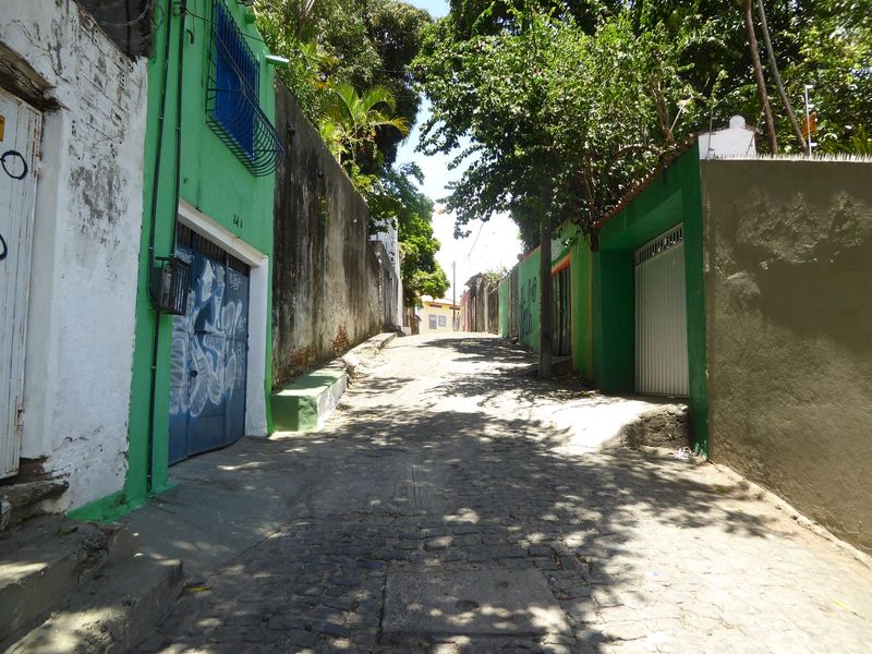 Maybe there was a special on green paint. Notice the sad preoccupation with security, a recurrent theme everywhere in urban Brazil. If you c
