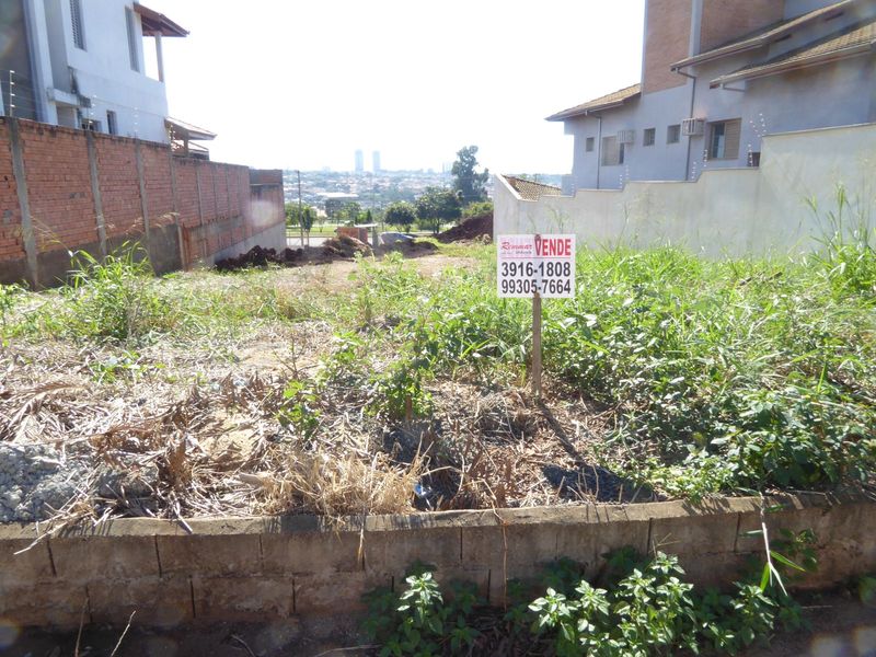 Does this vacant lot give you a cue?