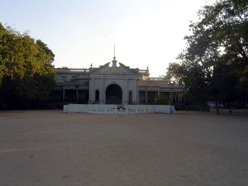 The sixth Nizam, Mahboob, who ruled early in the 20th century, lived comparatively modestly in this place, the Chowmahalla Palace.