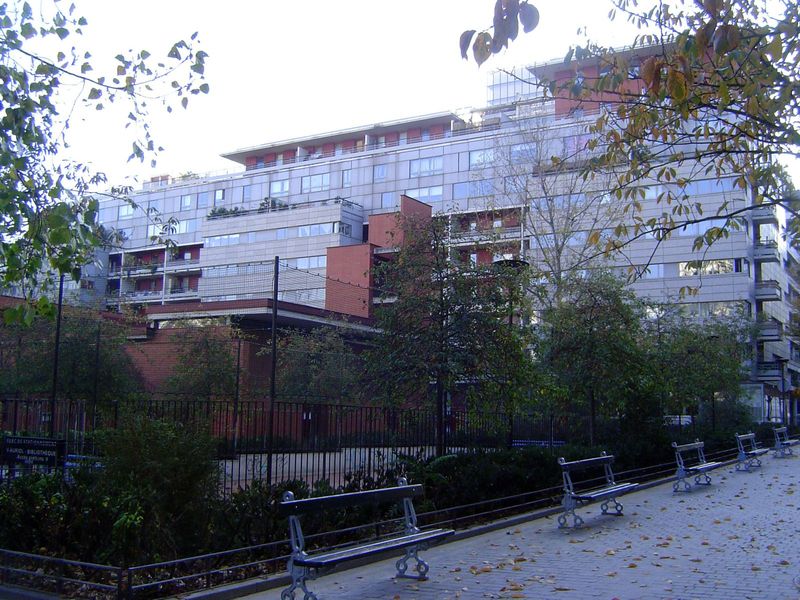 People do live in other parts of the development, for example in Francis Soler's building at 9 Rue Emile-Durkeim.