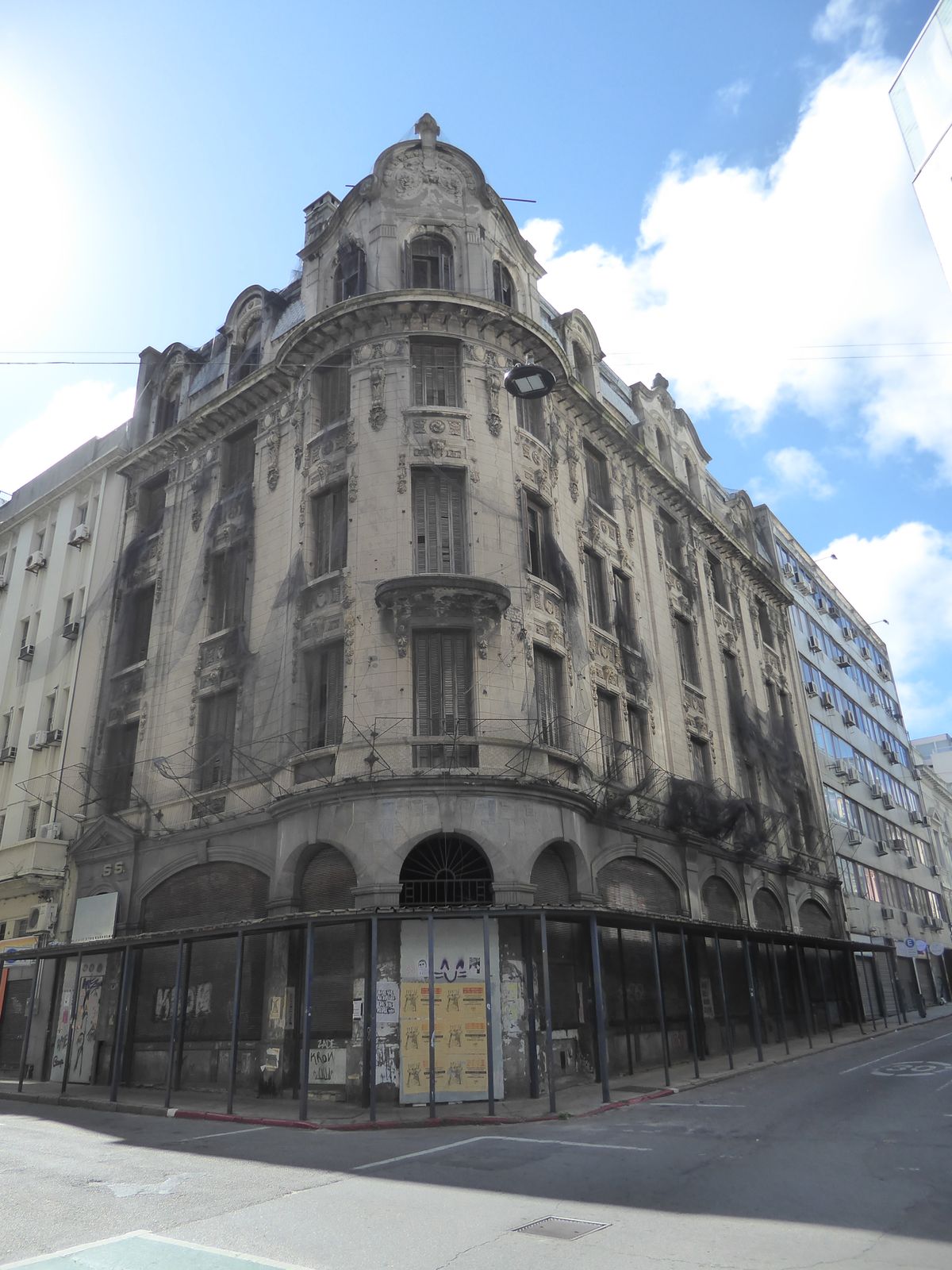 Here's another corner building, this one bringing to mind Montevideo's unhappy 1970s.