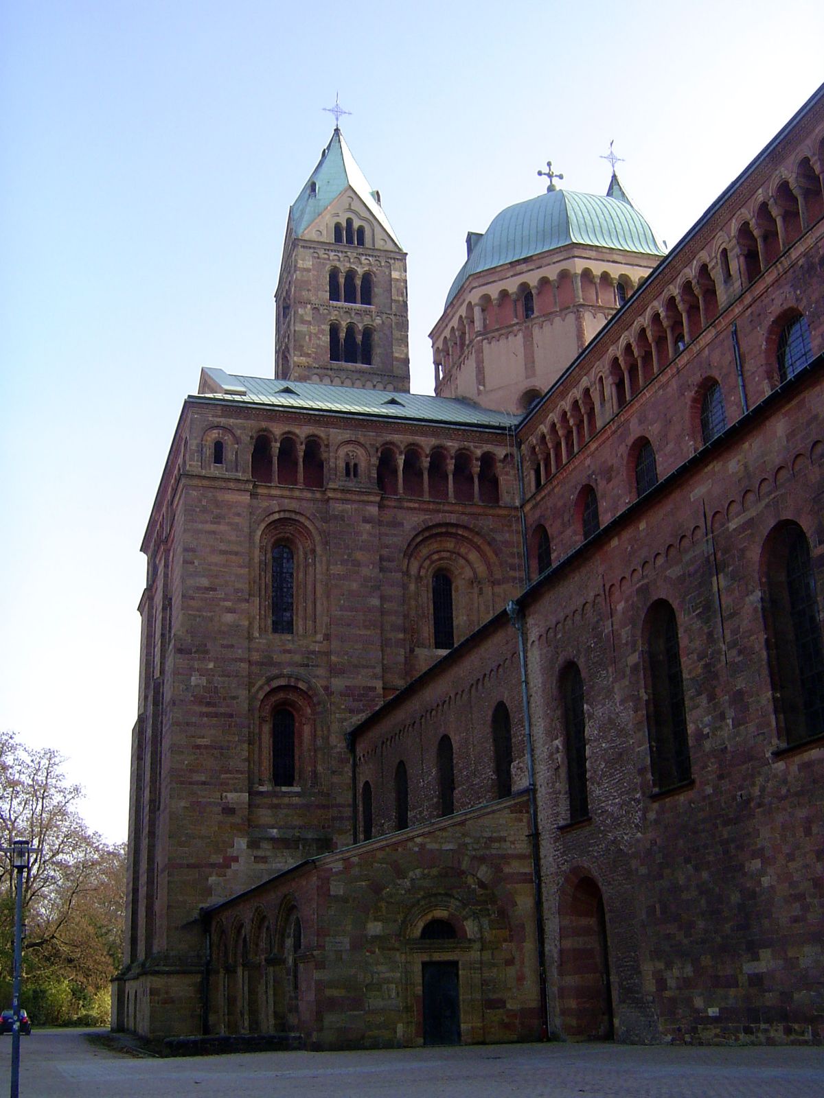 The north transept and the continuing gallery.