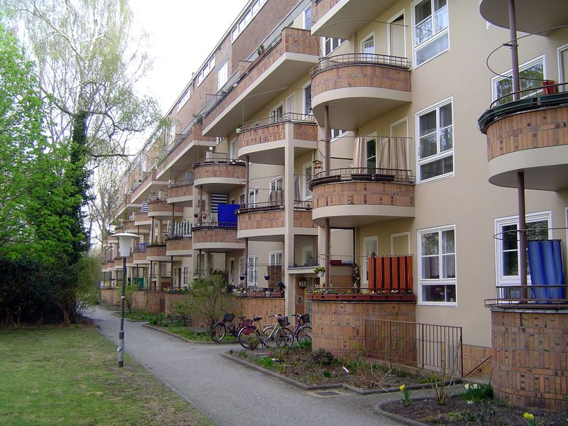 Across from it, and much closer to the Taut ideal, is this block, one of many just like it.