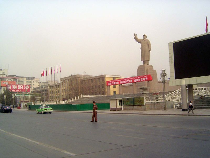 Renmin is the main east-west thoroughfare. The government building in the background needs no identification.