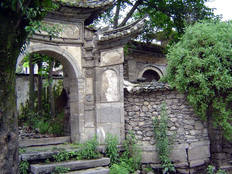 Dali is still a real city, though. Here's one of the classic winged gates built by the Bai people, still nowa locally prominent minority.