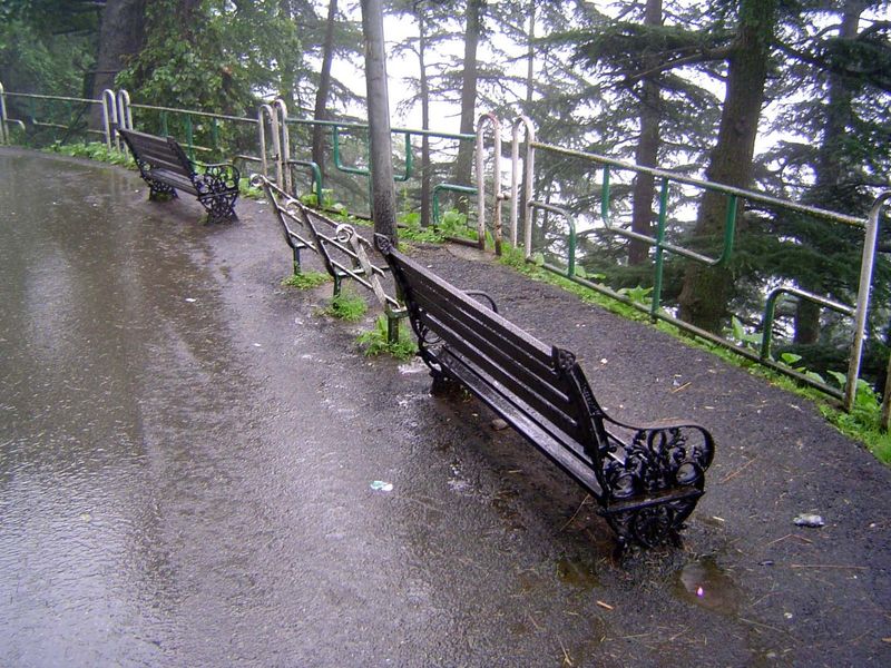 There aren't a lot of horses or carriages now, but there are still some quiet places to sit along the ridge. The benches look like Raj lefto