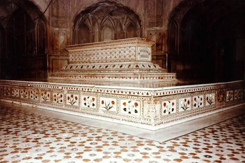 Jahangir's cenotaph survives, with the 99 names or attributes of God carved on the two long sides. The inscription on this narrow end of the