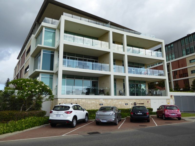 There are some apartment buildings along the way, in this case at 35 Esplanade. A 3-bedroom unit in 2016 ran about A$2 million.