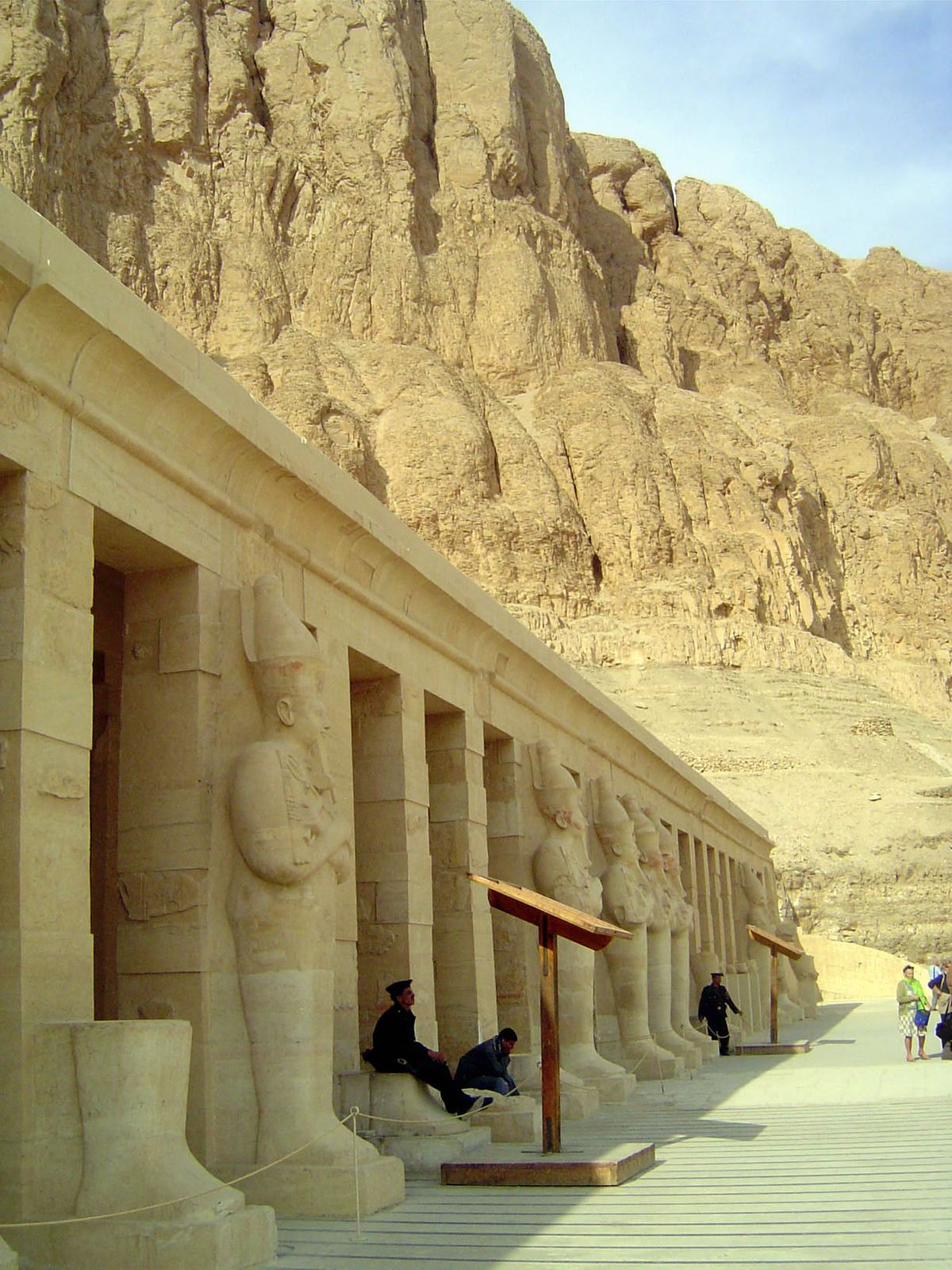 A closer view of that upper colonnade.