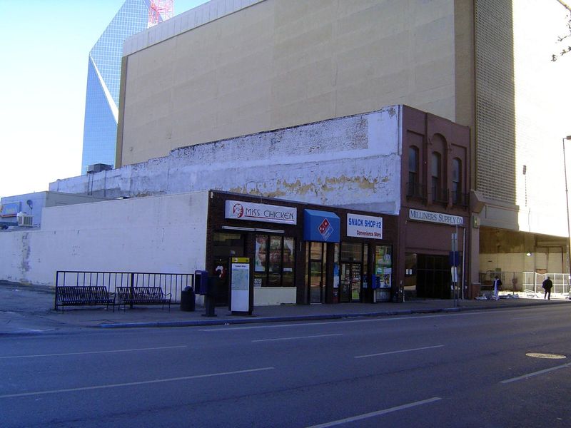 Another view of the same building, cursed by an awkward footprint that measures 25 feet by 150.