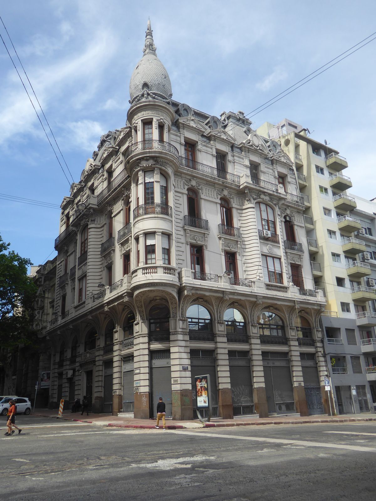 Another corner block from 1910, this one at Uruguay and Rio Negro. It's the Marexiano Building, designed by Eusebio A. Perotti as Schiavo Ho