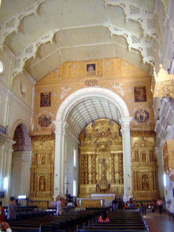 The high altar has a larger-than-life image of Ignatius of Loyola, founder of the Jesuits. Francois Pyrard wrote soon after 1600 that he saw