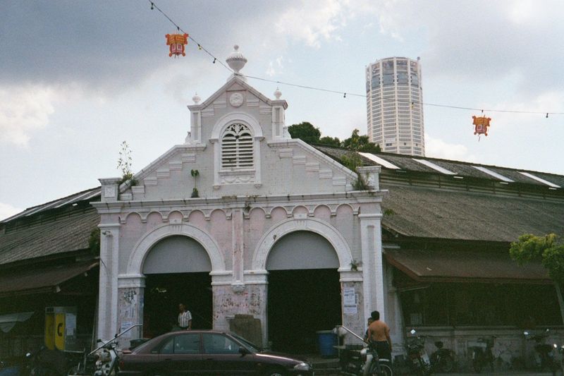 Run back into the old city and take refuge here in front of the Municipal Market. No luck: in the background rises the 65-story KOMTAR Kompl