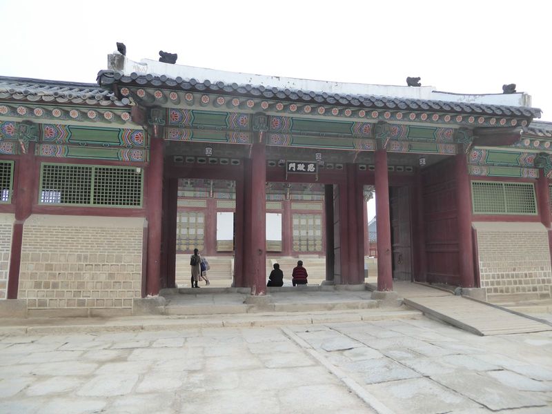 The axis continues farther north to another gate, beyond which lies another hall, Sajong-jon.