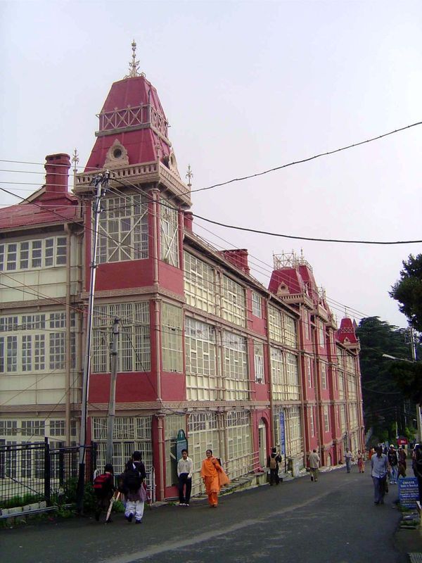 A few years earlier, in 1896, this more structurally innovative building had been put up for the Railway Board. There are three or four stor