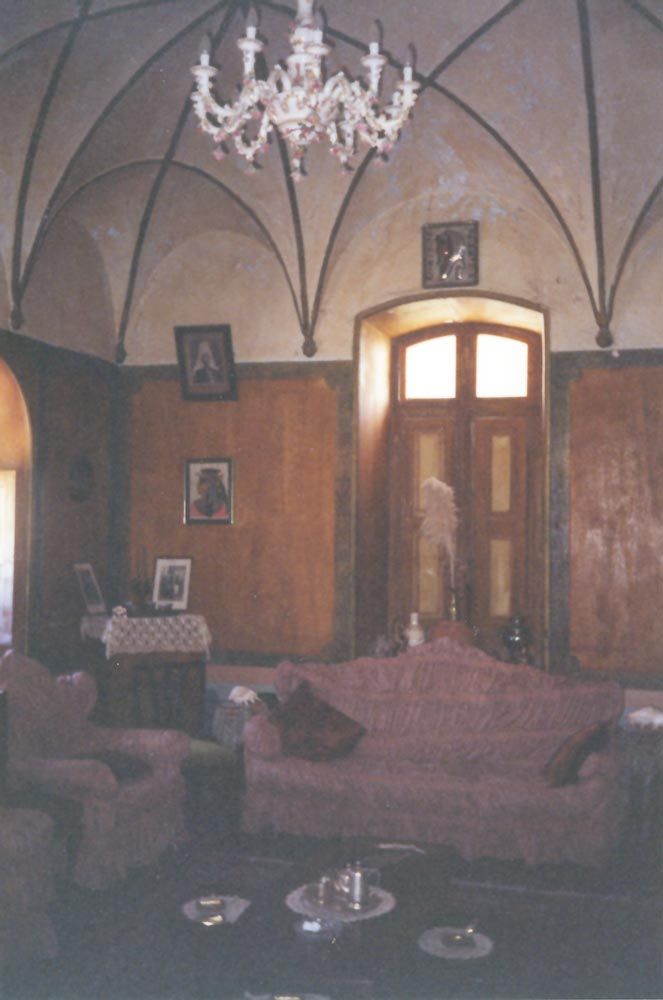 Interior of the main parlor. The domed ceiling is traditional and genuine, though the trompe l'oeil ribs are not.
