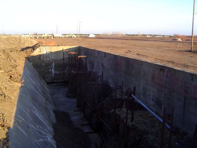 Down in the trenches: gears to hoist targets.