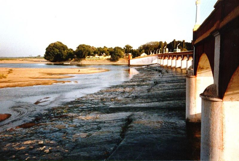 Downstream from the previous picture: this weir marks the point where the waters of the Cauvery are divided into canals. The dry structure i