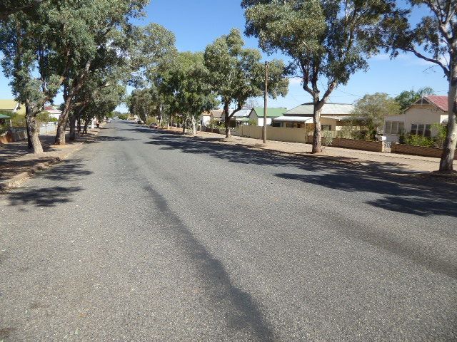 We've jumped over to South Broken Hill, which lies on the other side of the Line of Lode. This is Patton Street. Apparently, the surveyors f