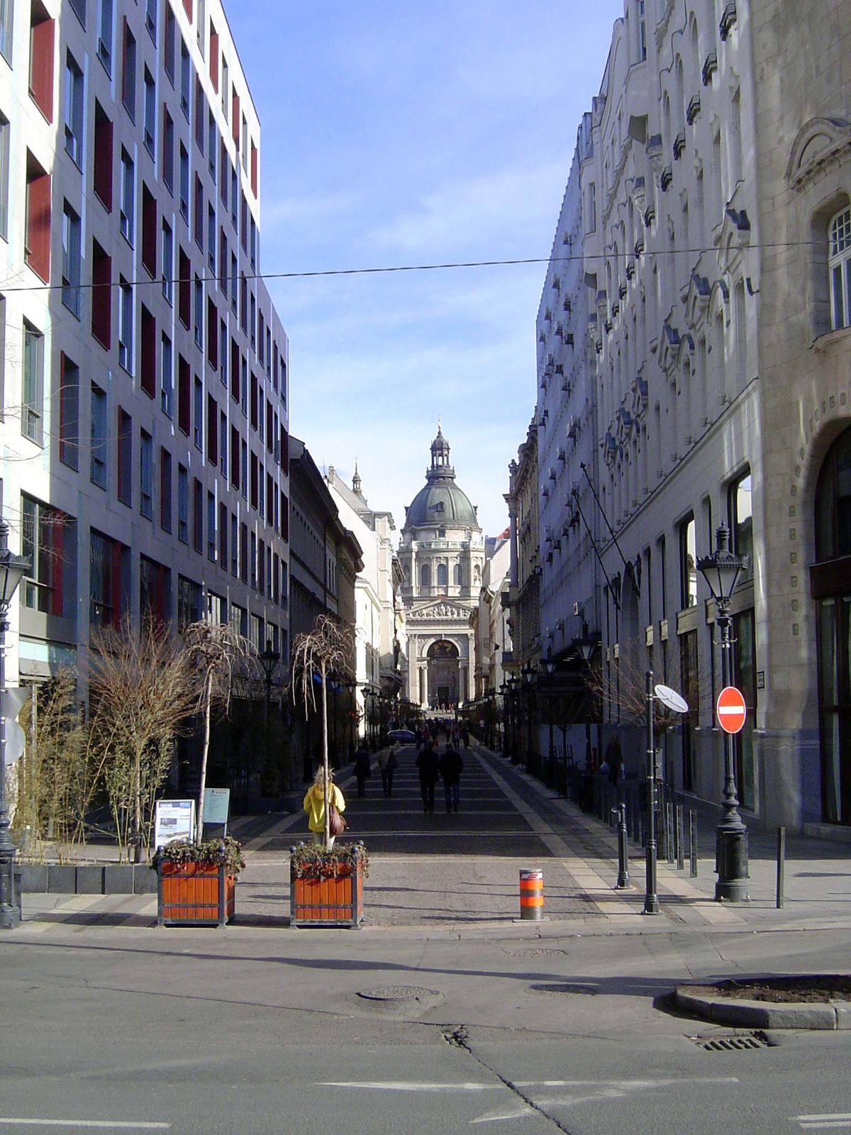A mall stretches east to St. Stephen's, rebuilt in 1873 after the collapse of an earlier dome.