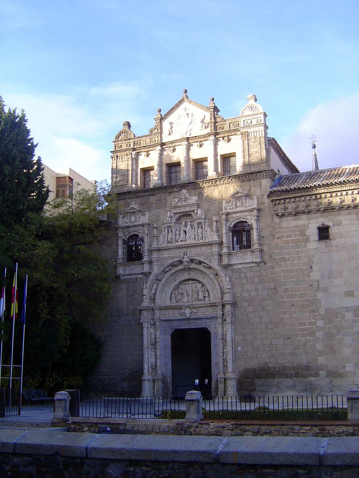 Another hospital stands near the Alcázar. The founder in this case was Cardinal Mendoza. The designer of the doorway was the prolific Covarr