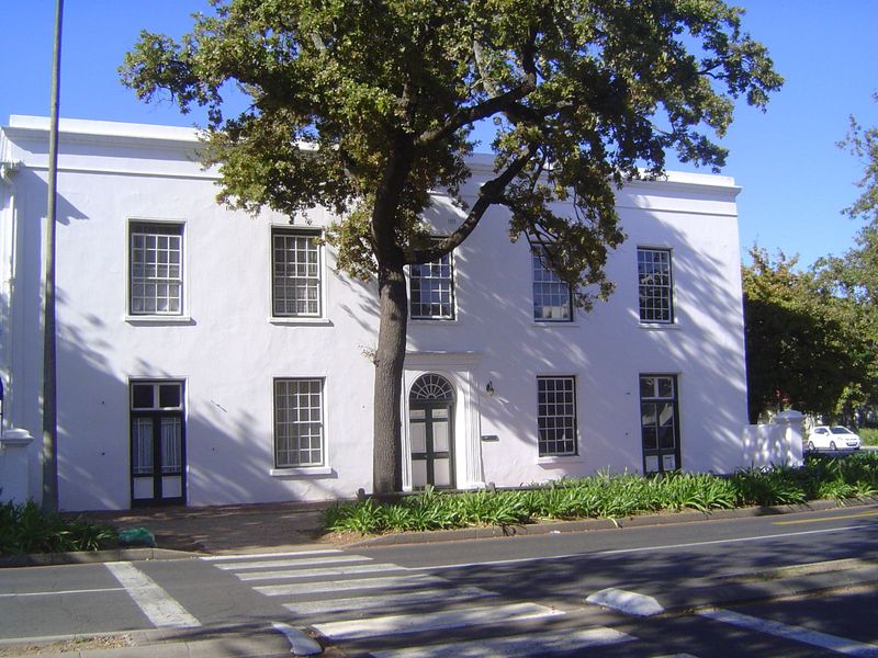 Fires devastated the town in 1710 and again in 1803, after which thatch went away, replaced by solid roofs, often flat. Today, tourism selli