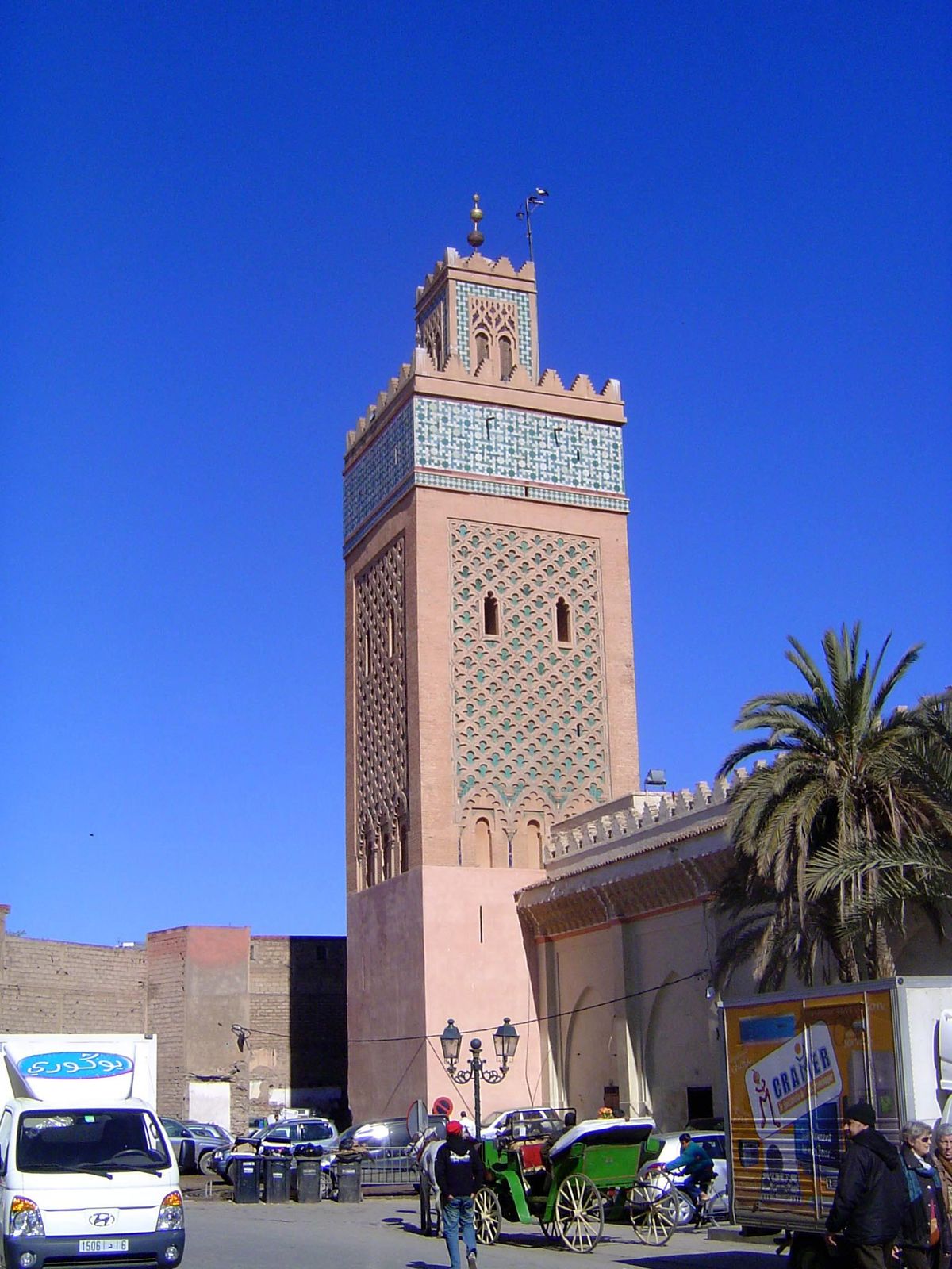 Deeper inside the kasbah is another Almohad mosque, this one often called the Kasbah Mosque but sometimes the Mosque of El Mansour. Deviatin