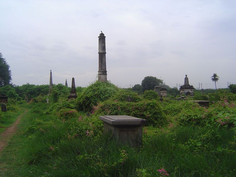 The grounds are badly overgrown, and most of the tomb inscriptions are no longer legible.