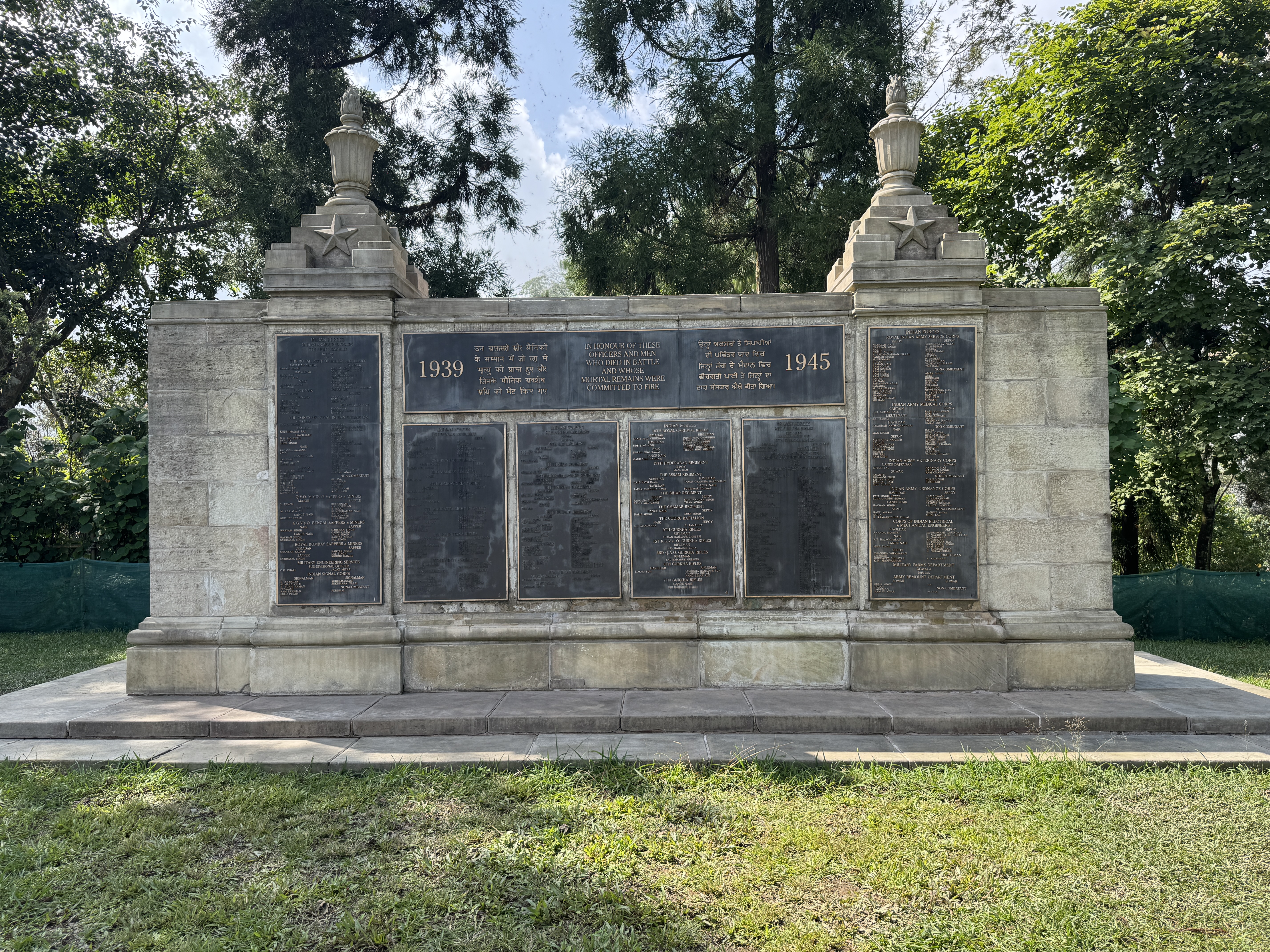 The cemetery, in addition to hundreds of graves, memorializes about a thousand Hindu and Sikh soldiers who died here and were cremated rathe
