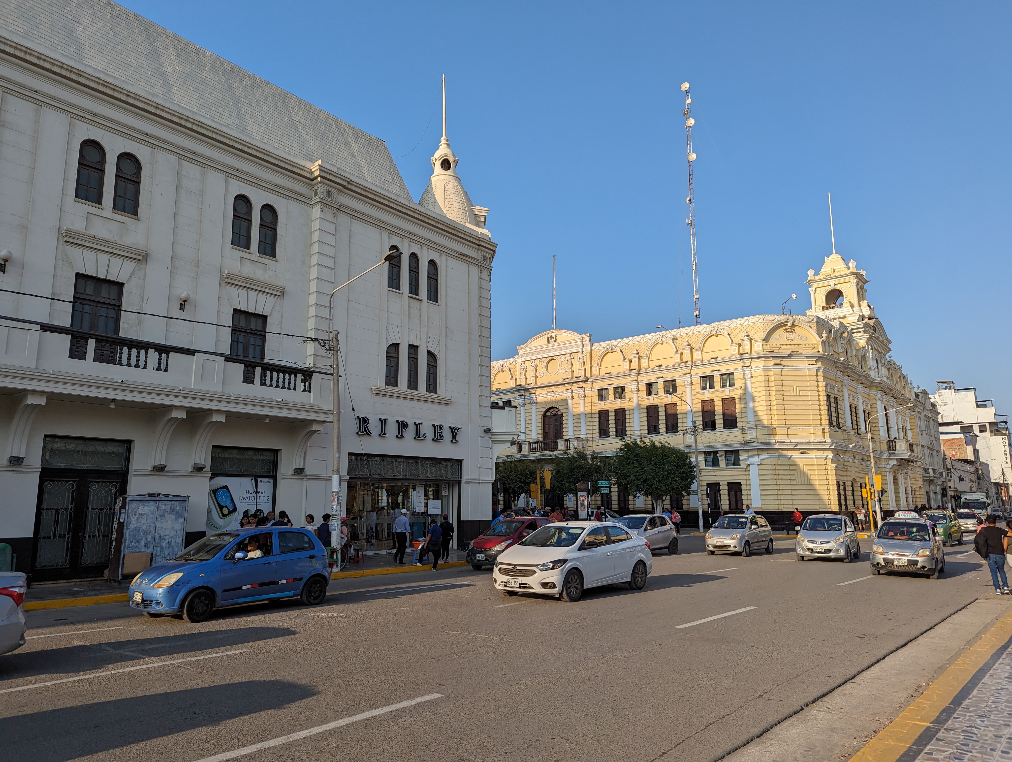 On the same plaza, a department store the former Royal Hotel and the city hall.