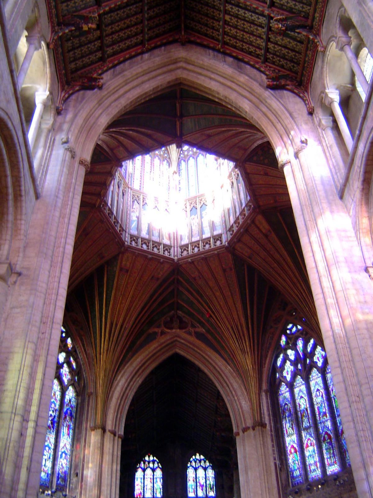 The lantern at the crossing of the nave and east transept is the most arresting feature of the cathedral, with brilliant light from the octa