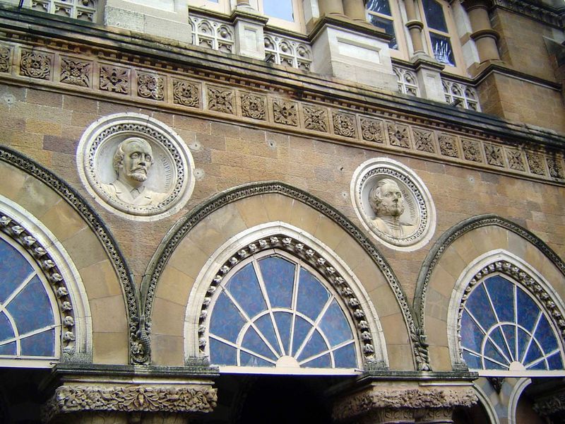 It also commemorates government officials, in this case Lord Dufferin on the left and Lord Dalhousie on the right.