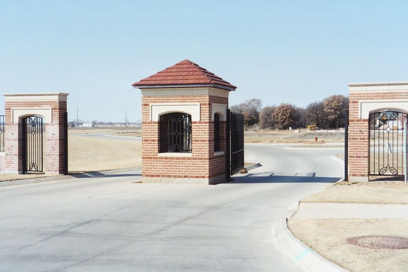 Late in 2001, Norman welcomed Ashton Grove, a gated community for dukes, barons, and football coaches.