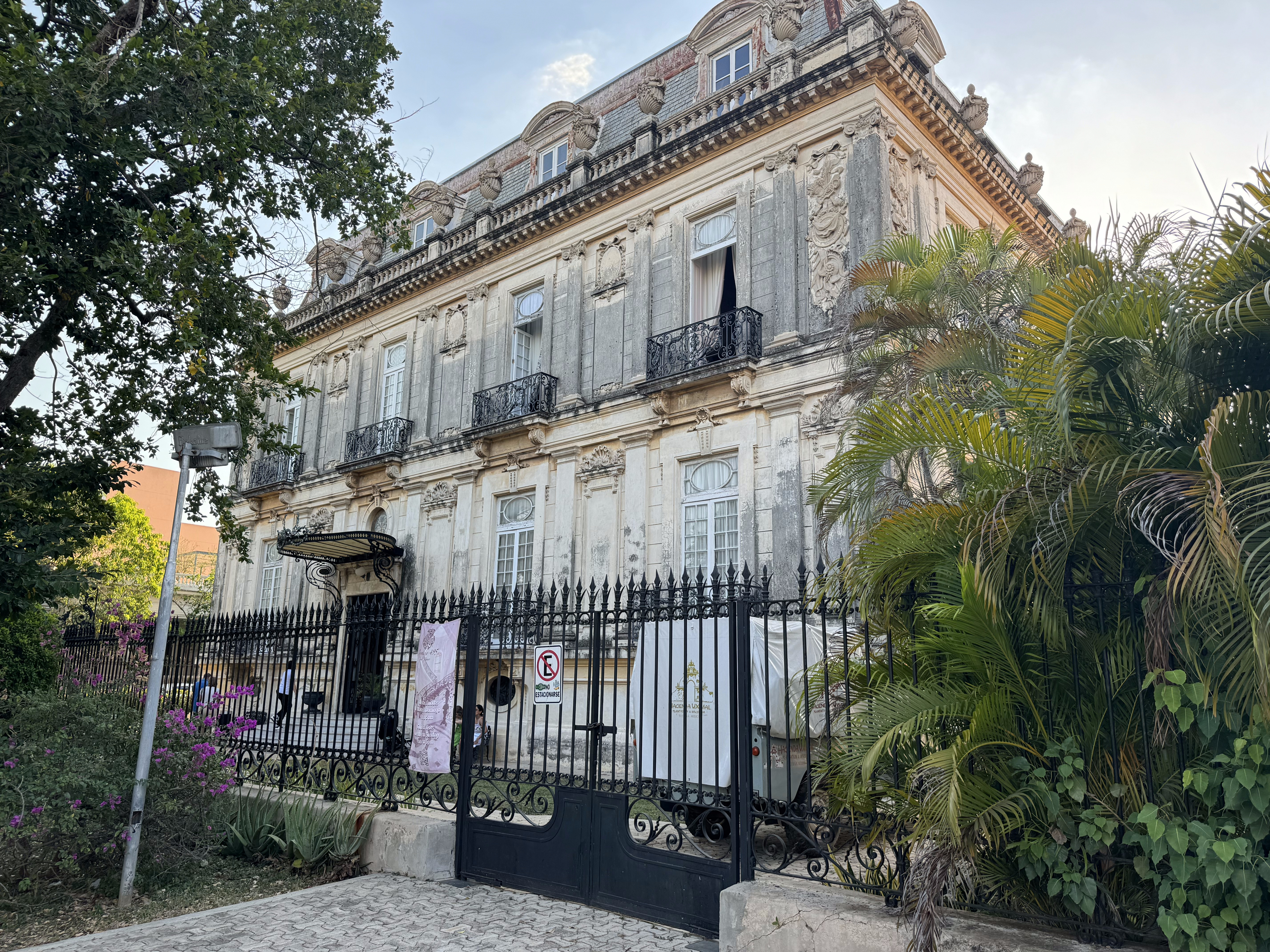 Here's another house on the paseo.  It's one of a pair completed in 1911 for the C mara brothers, descendants of Juan de la C mara, who had