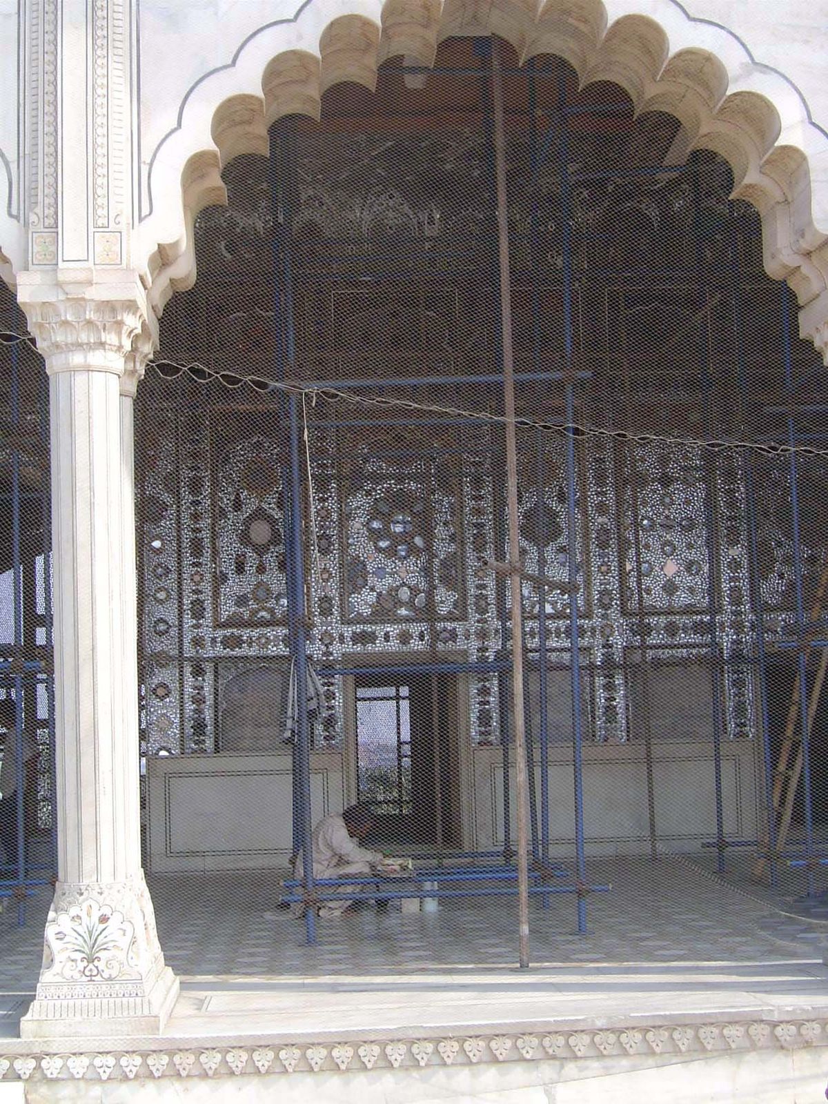 We've gone into the next courtyard and its Shish Mahal or "Mirror Palace," built as a harem for Shah Jahan about 1631.