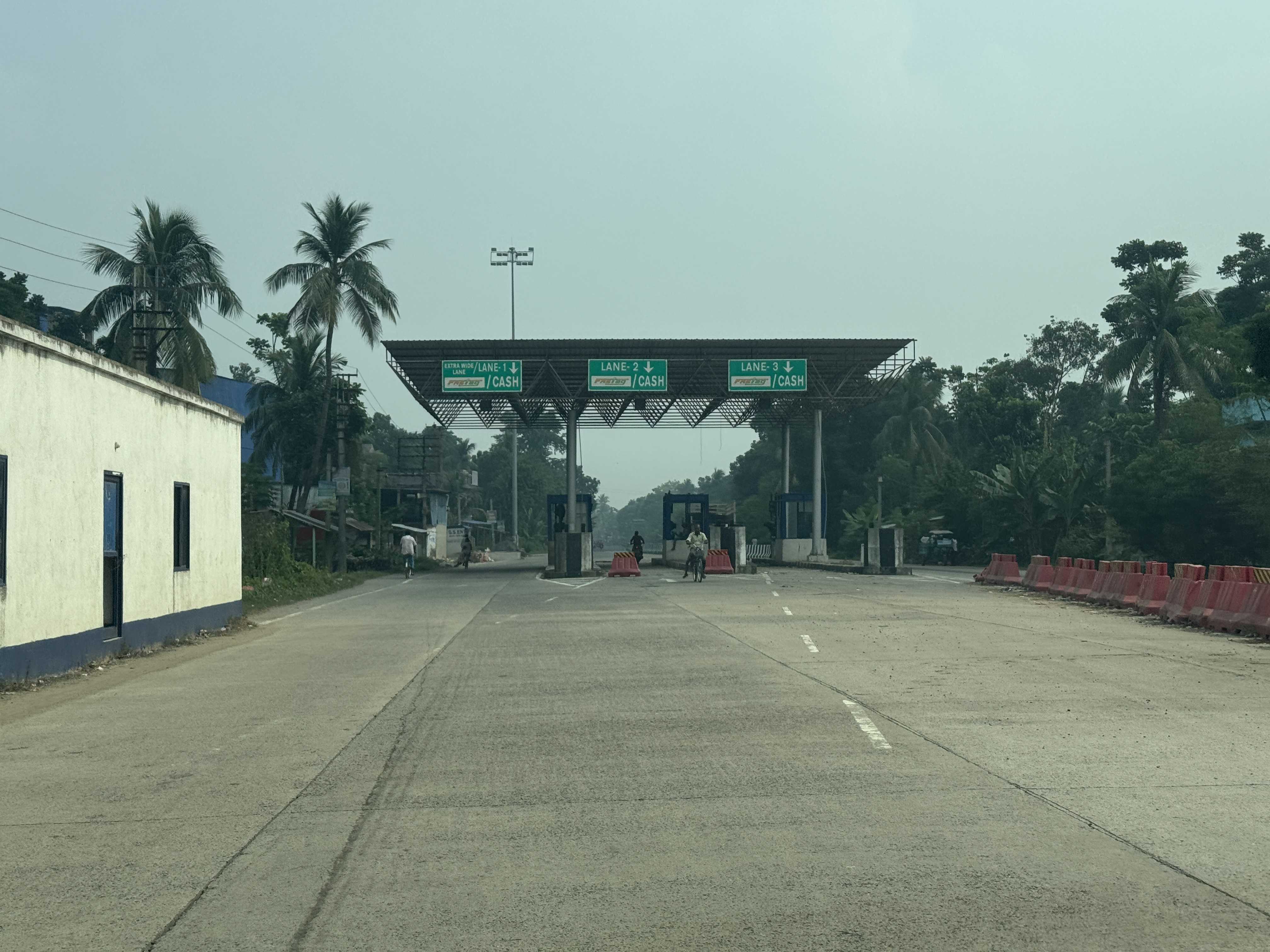 Great.  A toll booth.  But this is India, and it's not working.  I mean the toll both.  Cruise on through.  By the way, we're in an Uber wit