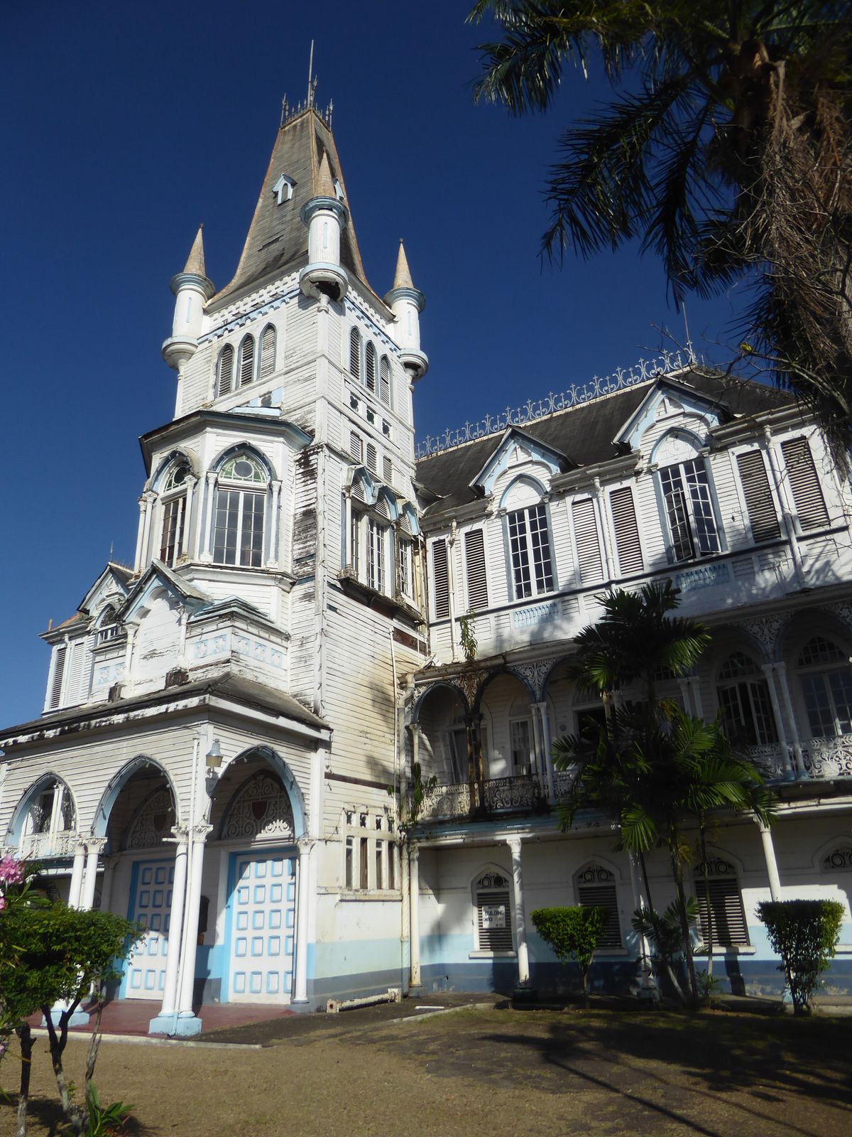Guppy calls the city hall "a weatherboard and cast-iron Rhenish castle." The designer was the same Ignatius Scoles who called the law courts