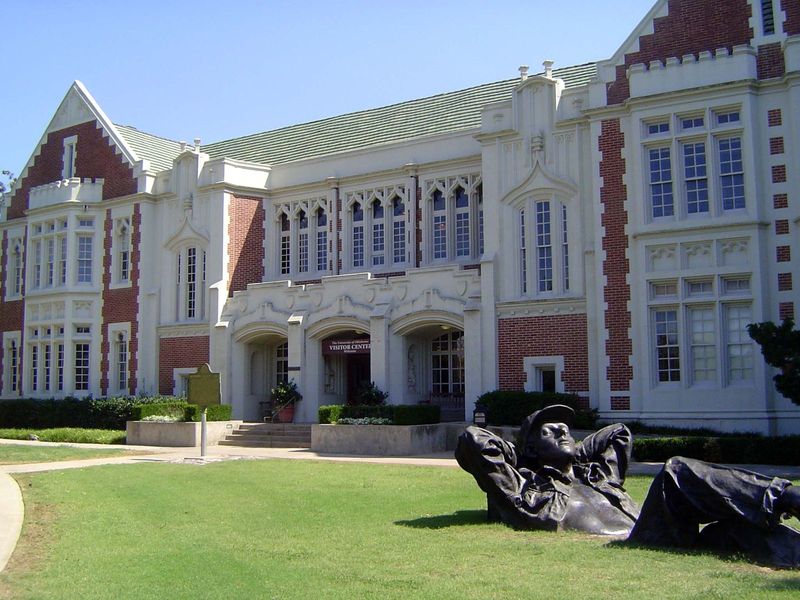 With Jacobson Hall, which opened in 1920 as the new university library, the campus reverted to brick and the mystique of Oxbridge on the Pla