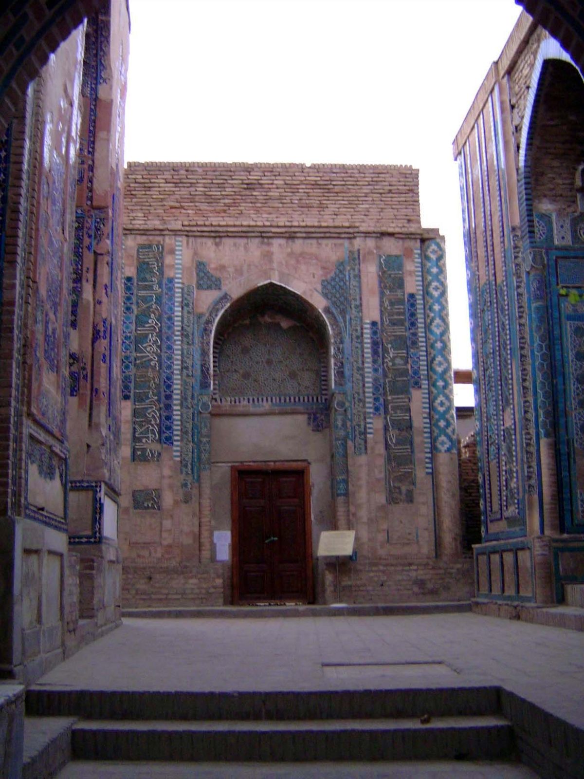 Coming a bit closer to Khwaje Ahmad. The brick up top is recent, as is the base. Old photos show the ground level higher than at present. "K