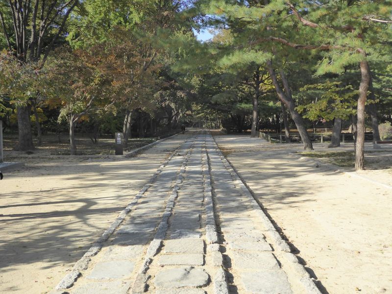 The abiding relics of the kings who ruled Korea from 1400 are here, at the Jongmyo Shrine. There's something about the central path that att