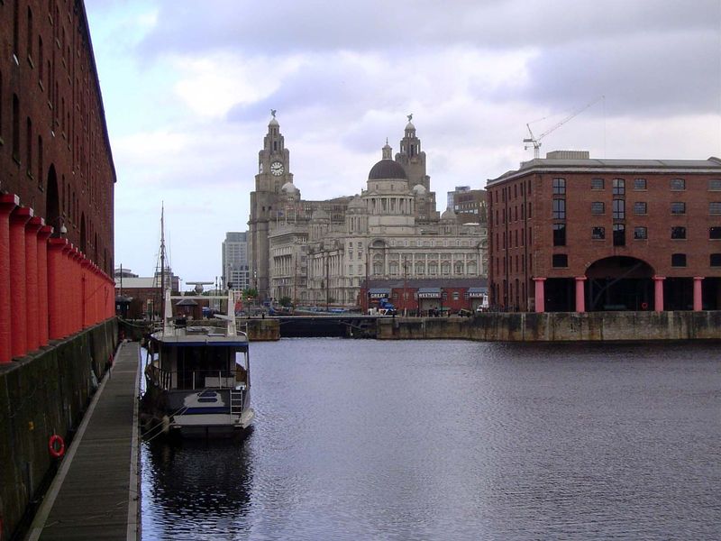 The solution was the "wet dock," a stone-walled basin that ships entered at high tide from a so-called "dry basin," which was enclosed by wa