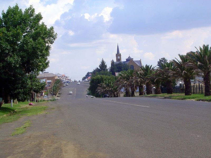 Entering the town. The palms are startling, no?