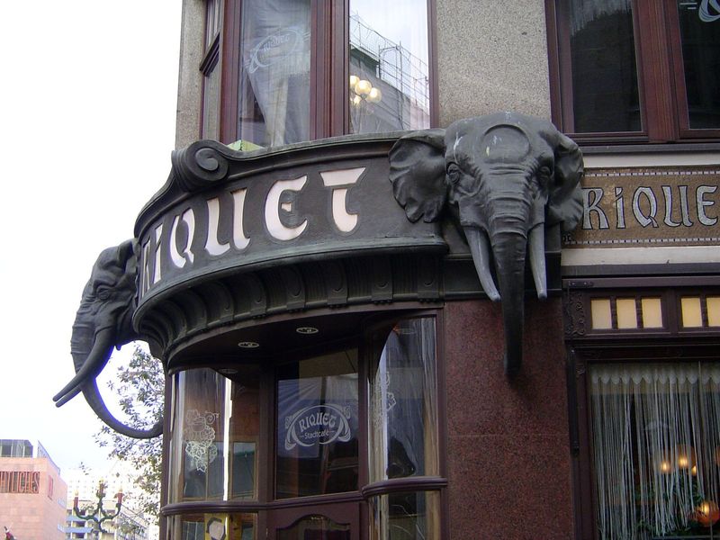 The building was designed by Paul Lange and finished in 1910. The entrance was destroyed in the war and not reconstructed for 50 years.