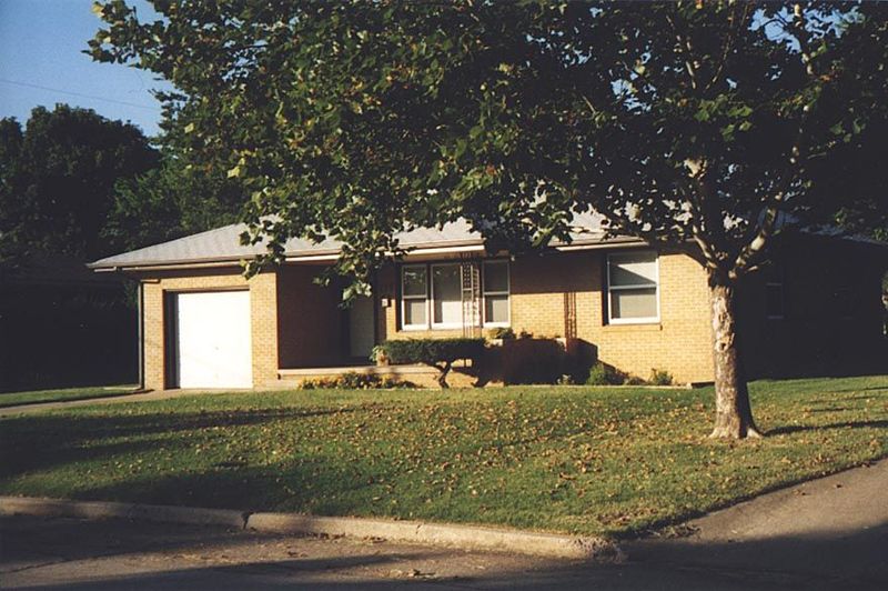 Fancier things were coming. This archetypal house of the '50s looks typical of the time, but there's something very special about the two bl