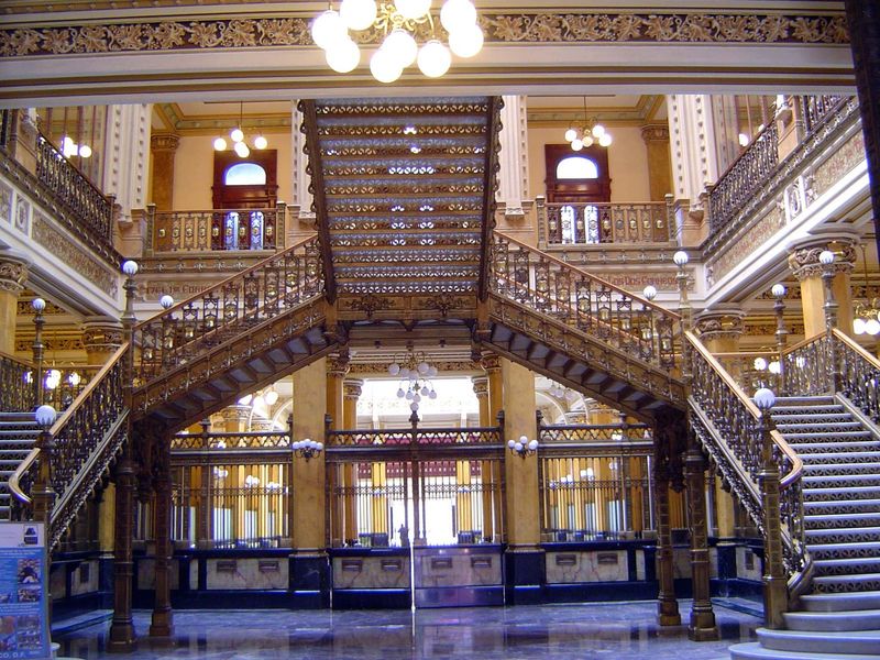 The grand staircase, of Italian wrought iron, was built under the direction of Boari, the architect responsible for the exterior of the Pala